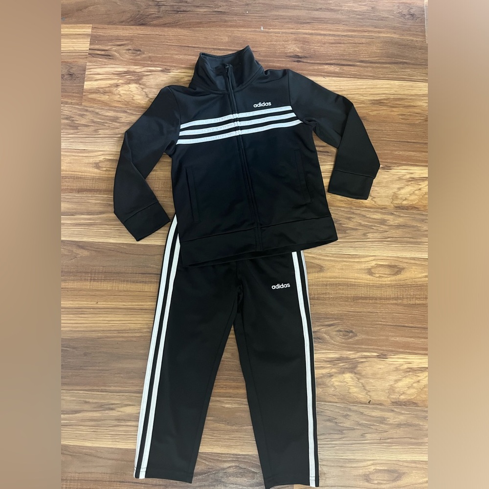 EUC Boys Adidas Two Piece Sweat Set Size 4, looks new.